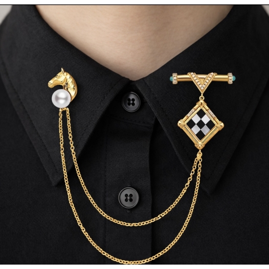 Złota broszka z perłą i geometrycznym motywem – elegancki dodatek do marynarek, koszul i swetrów.